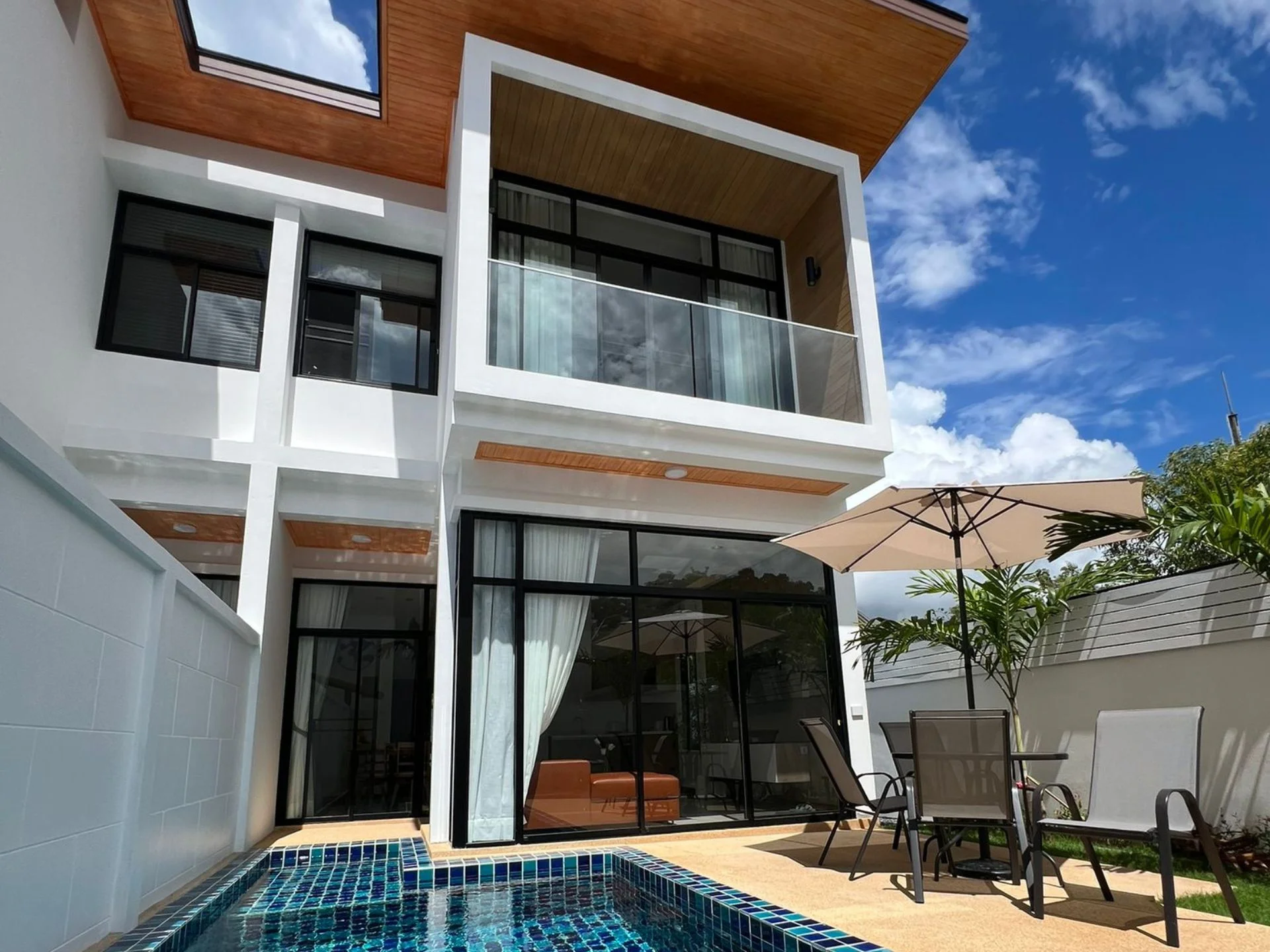 Moderne Villenarchitektur mit privatem Pool und Terrasse in Goldena City Gems Villas, Kamala