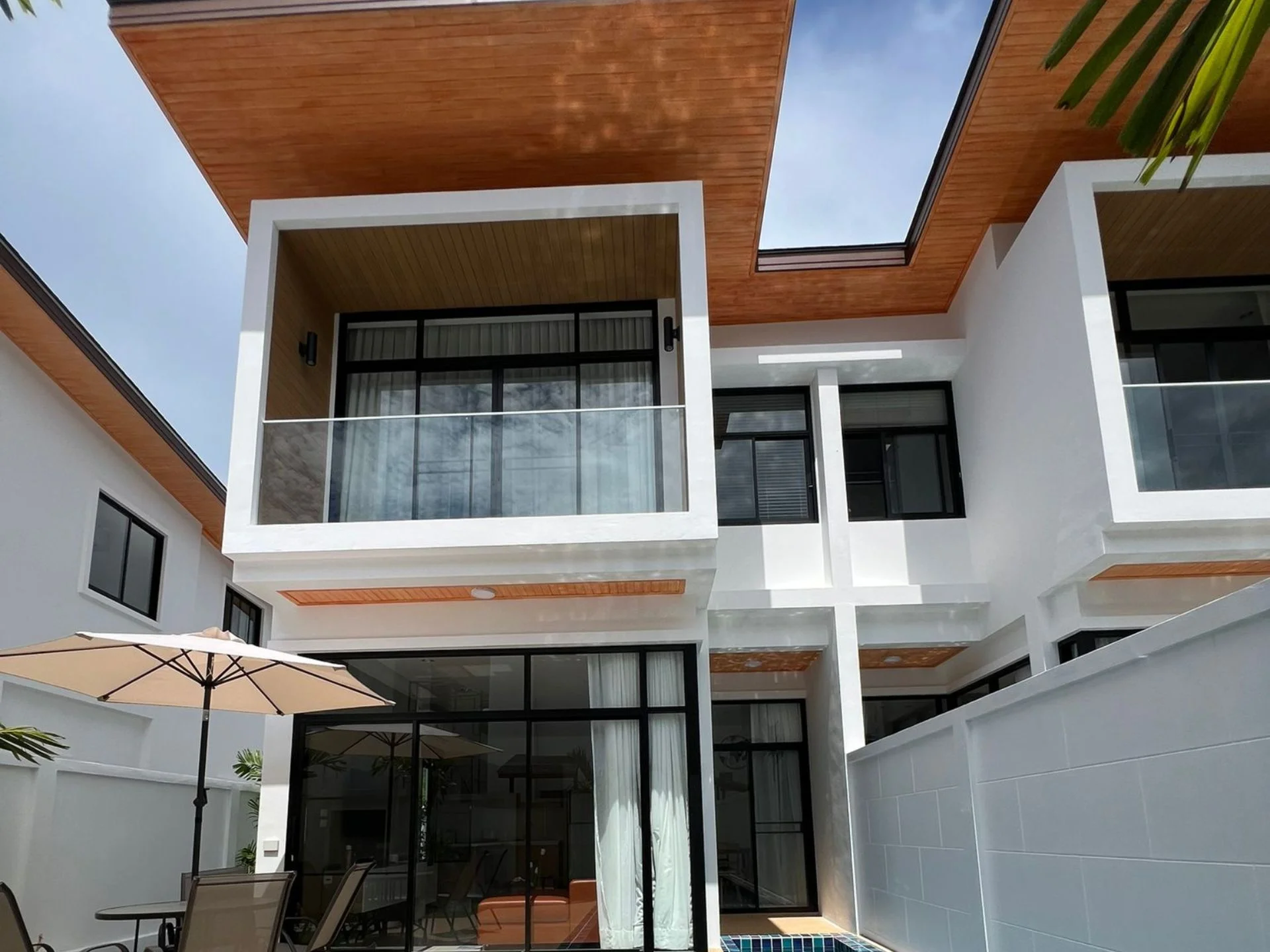Moderne Villenarchitektur mit Holzdeckendetails und Glaskonstruktionen, Goldena City Gems Villas, Kamala