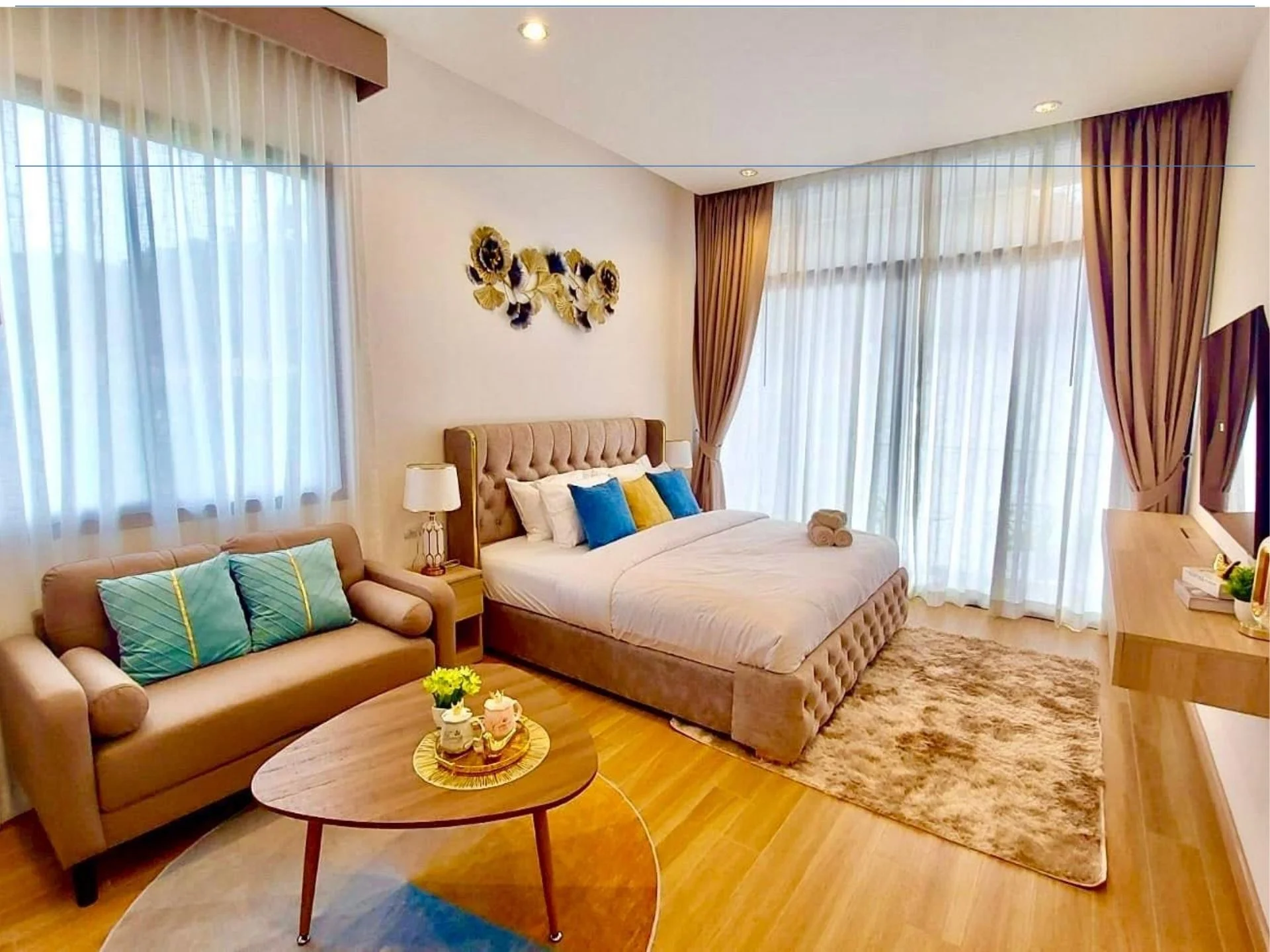 Главная спальня с гостиной в 3-комнатной вилле Goldena City Gems Villas, Камала