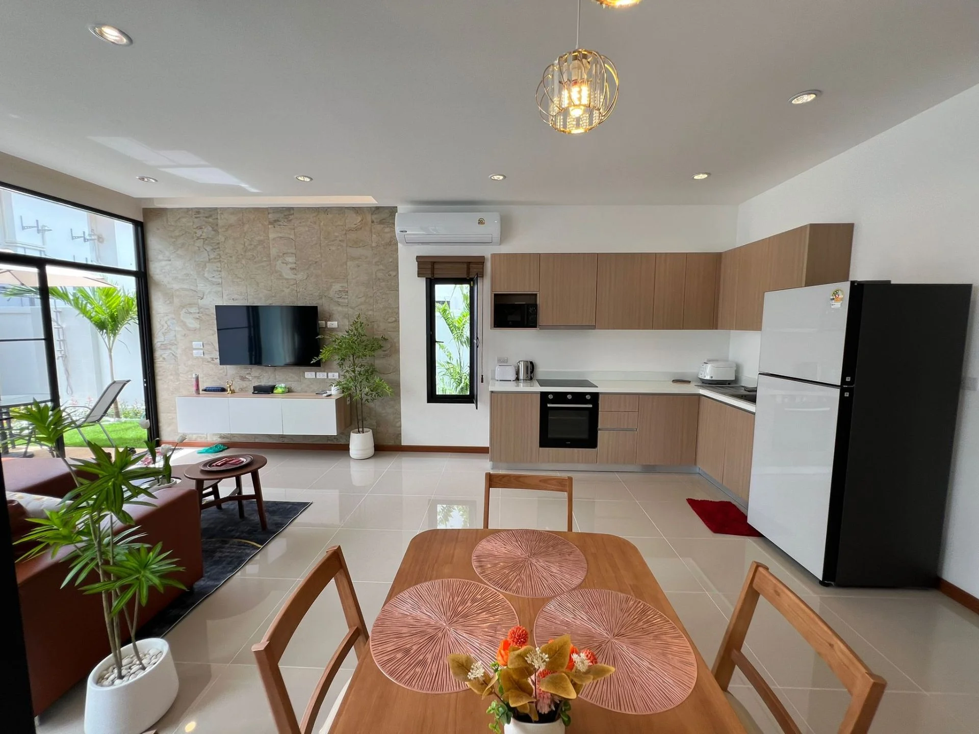 Offene Wohn- und Küche in 3-Zimmer-Villa in Goldena City Gems Villas, Kamala