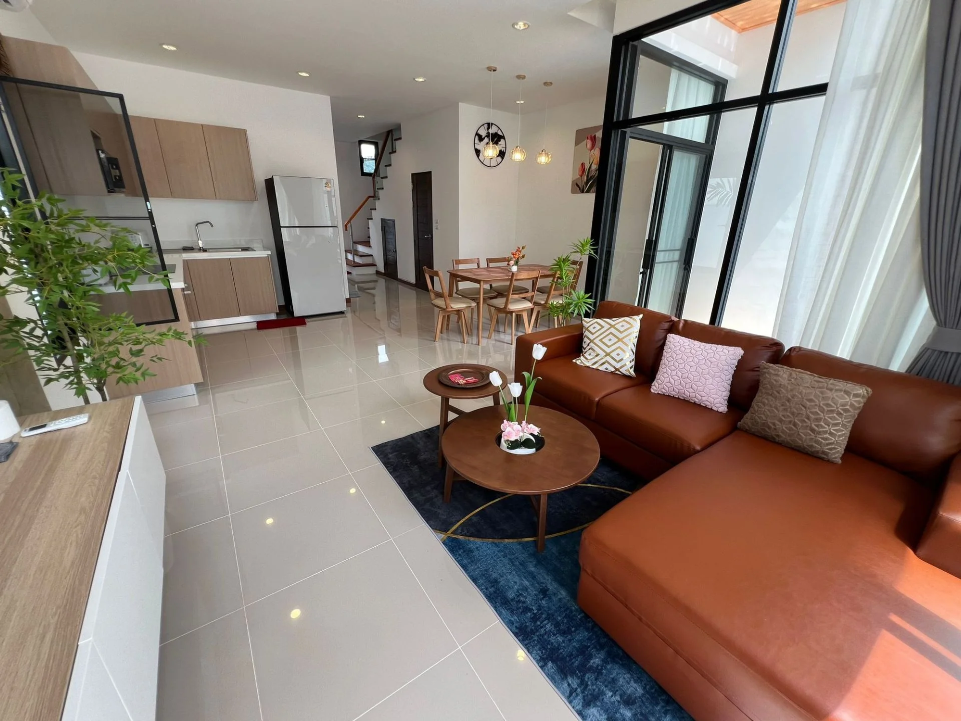 Offenes Wohn- und Esszimmer mit Küche in einer 3-Zimmer-Villa in Goldena City Gems Villas, Kamala