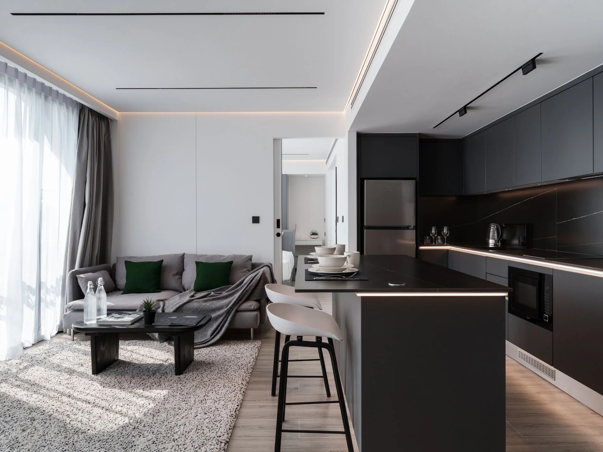 Otevřený obývací pokoj a kuchyň v 2-pokojovém bytě v Harmony Club Apartments, Rawai