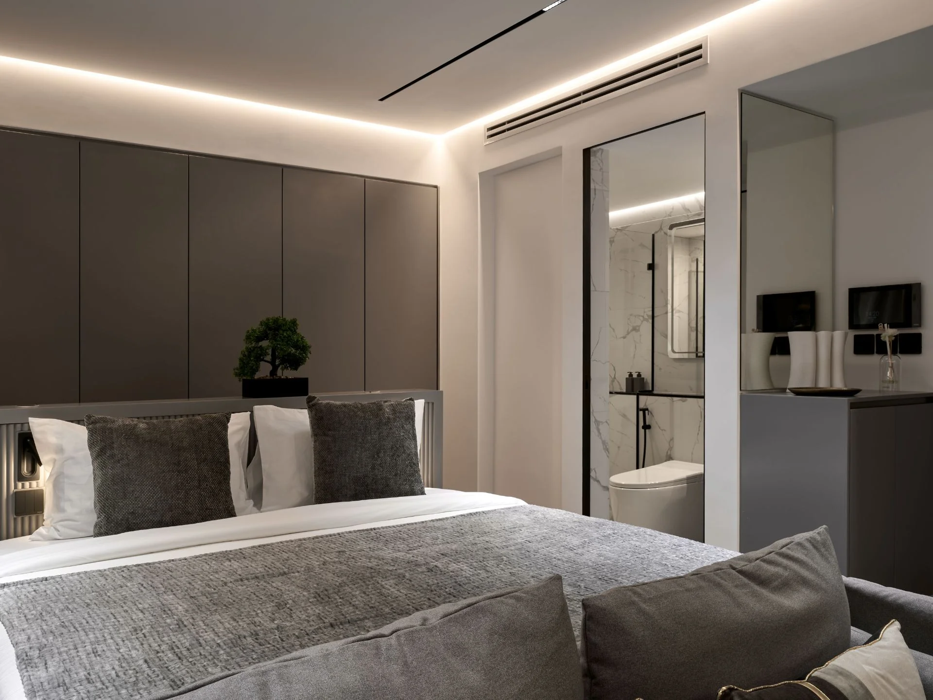 Hlavní ložnice s koupelnou v apartmánu Harmony, Rawai