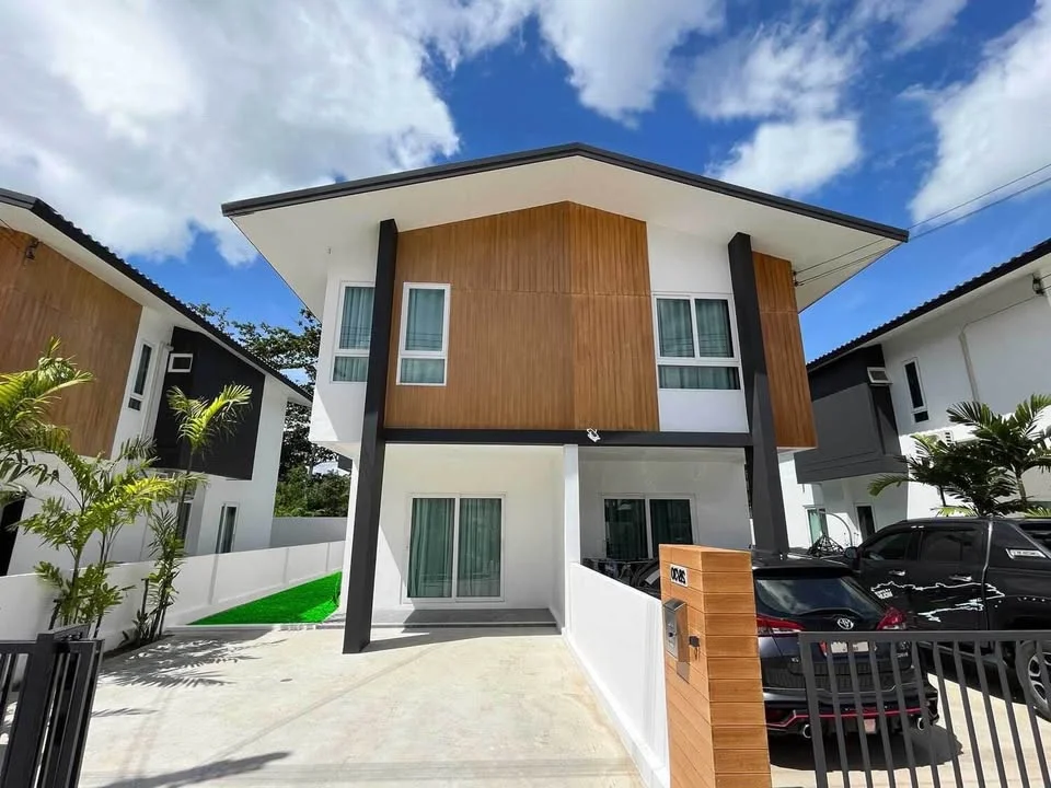 Moderne Townhouse-Architektur mit Holz- und weißer Fassade, Banjo, Thailand