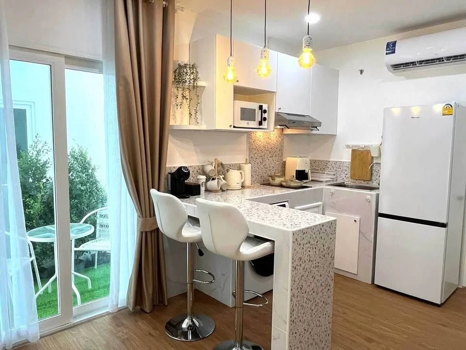 Kücheninterieur mit Frühstücksbar in 2-Zimmer-Reihenhaus, Banjo, Thailand