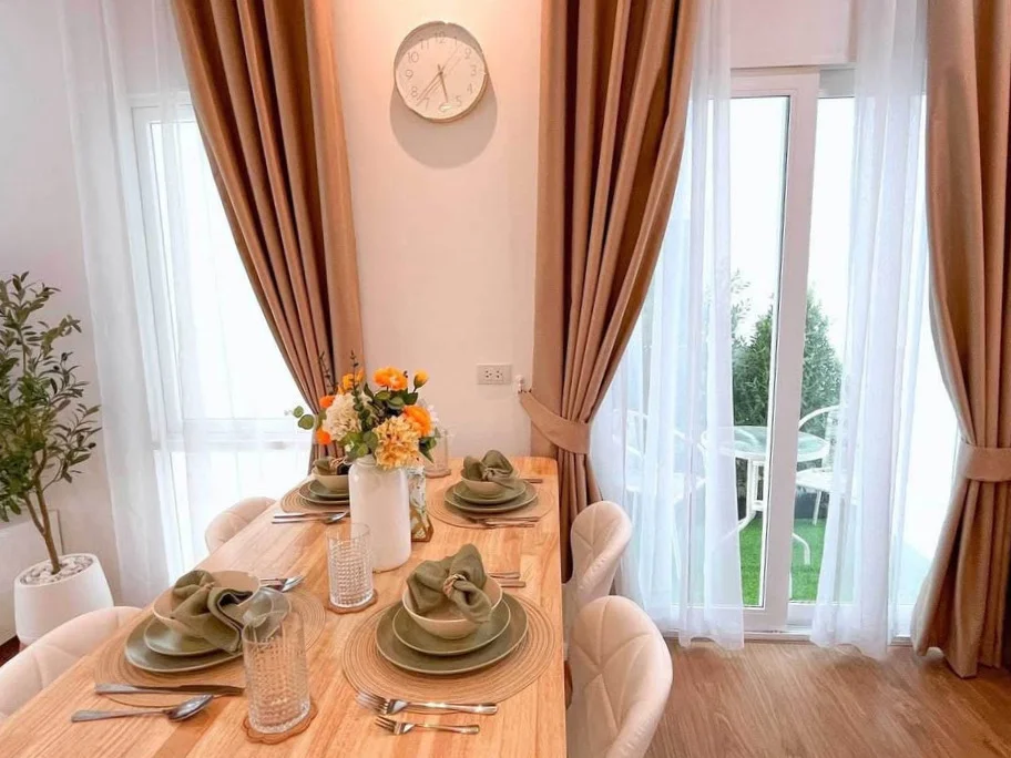 Esszimmerinnenraum in einem 2-Schlafzimmer-Reihenhaus in Banjo, Thailand