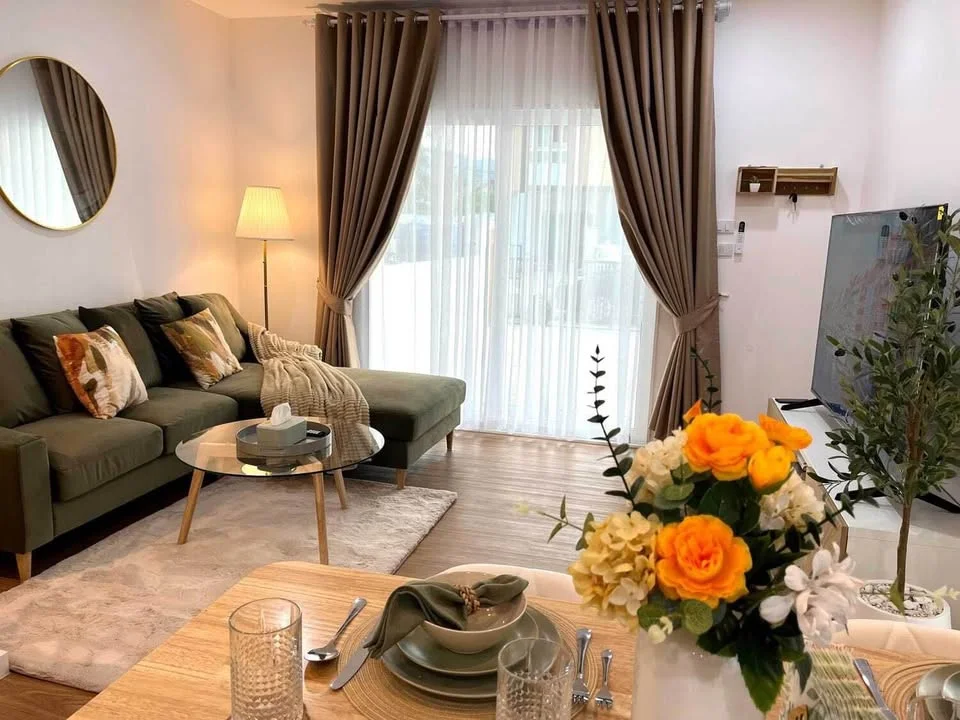Wohnzimmer und Essbereich in einem 2-Zimmer-Townhouse in Banjo, Thailand