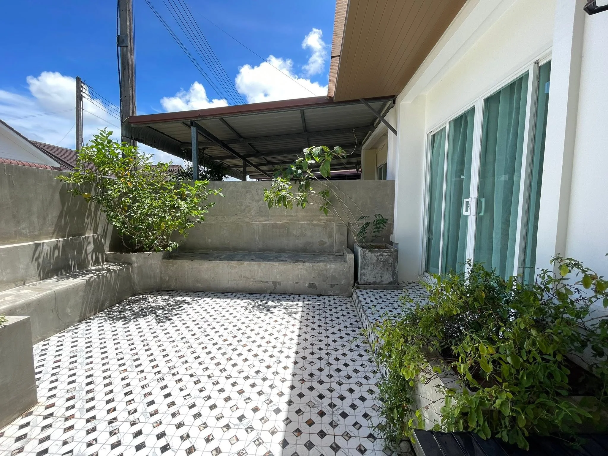 Area patio esterna con pavimentazione in piastrelle e paesaggistica, townhouse 2 camere, Thalang