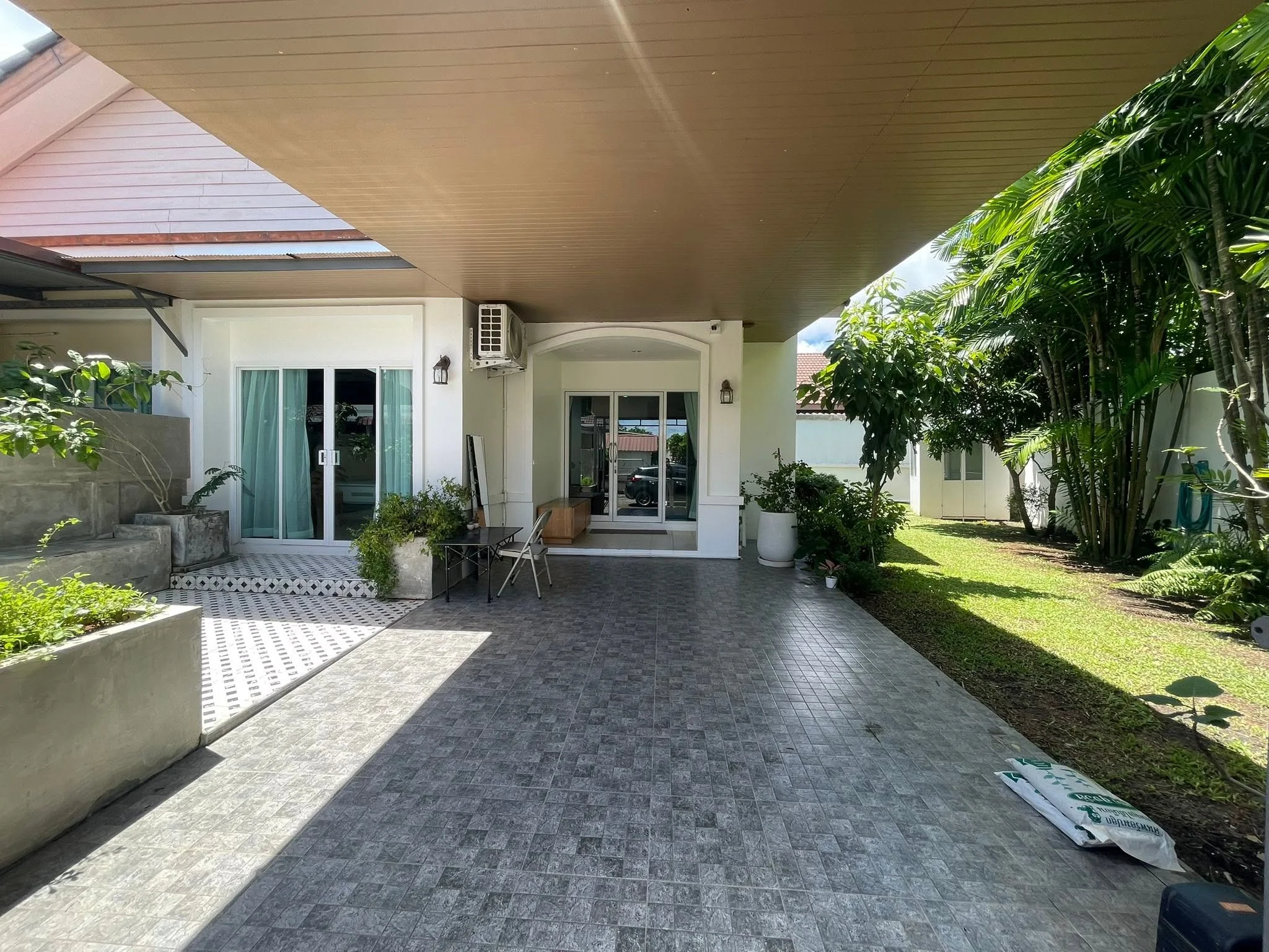 Terrazza coperta e ingresso di townhouse con 2 camere, Thalang
