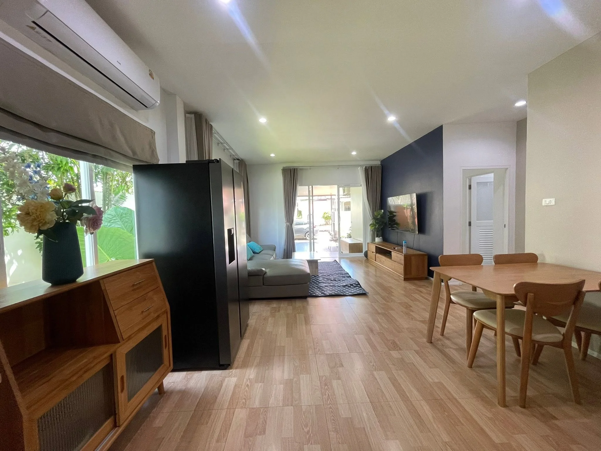 Soggiorno e zona pranzo in townhouse con 2 camere, Thalang
