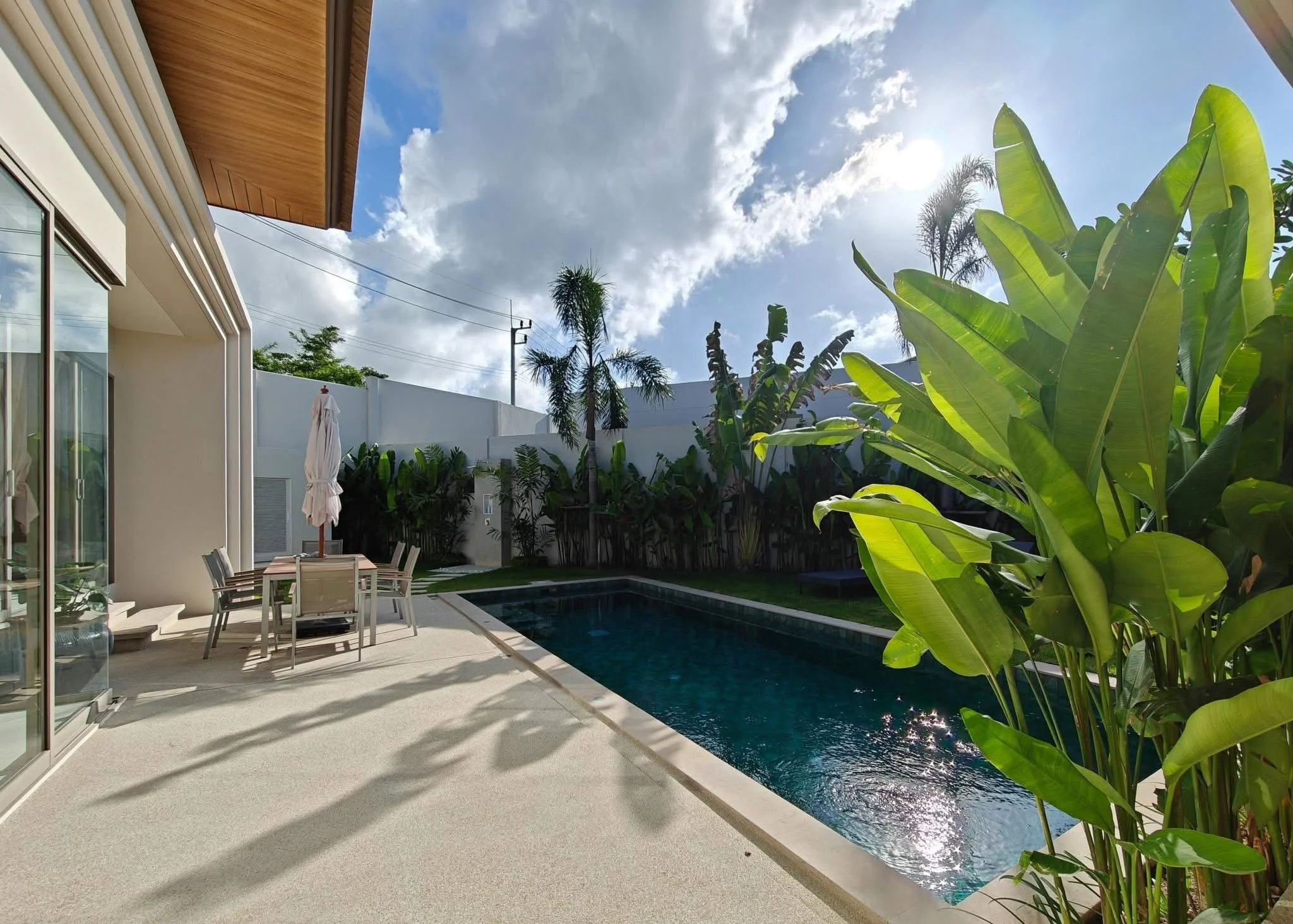 Terraza privada de villa con piscina y jardín tropical, Cherngtalay