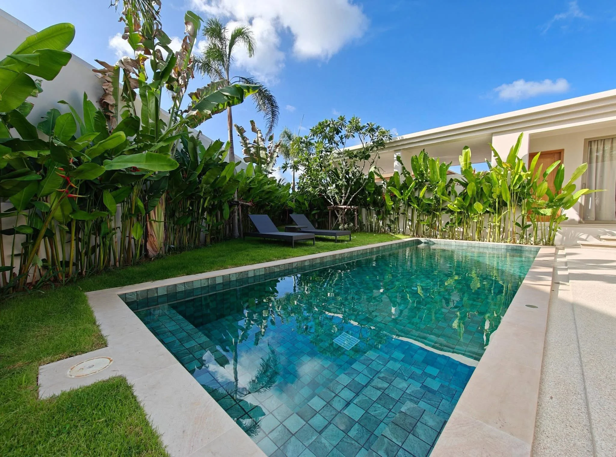 Piscina privada con paisajismo tropical y tumbonas en villa de 3 dormitorios, Cherngtalay