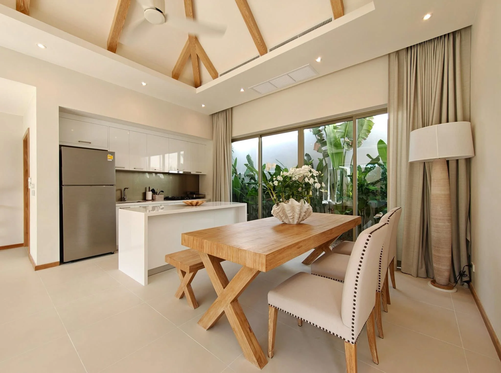 Cocina abierta y comedor con vista al jardín en villa de 3 dormitorios, Khao Yai