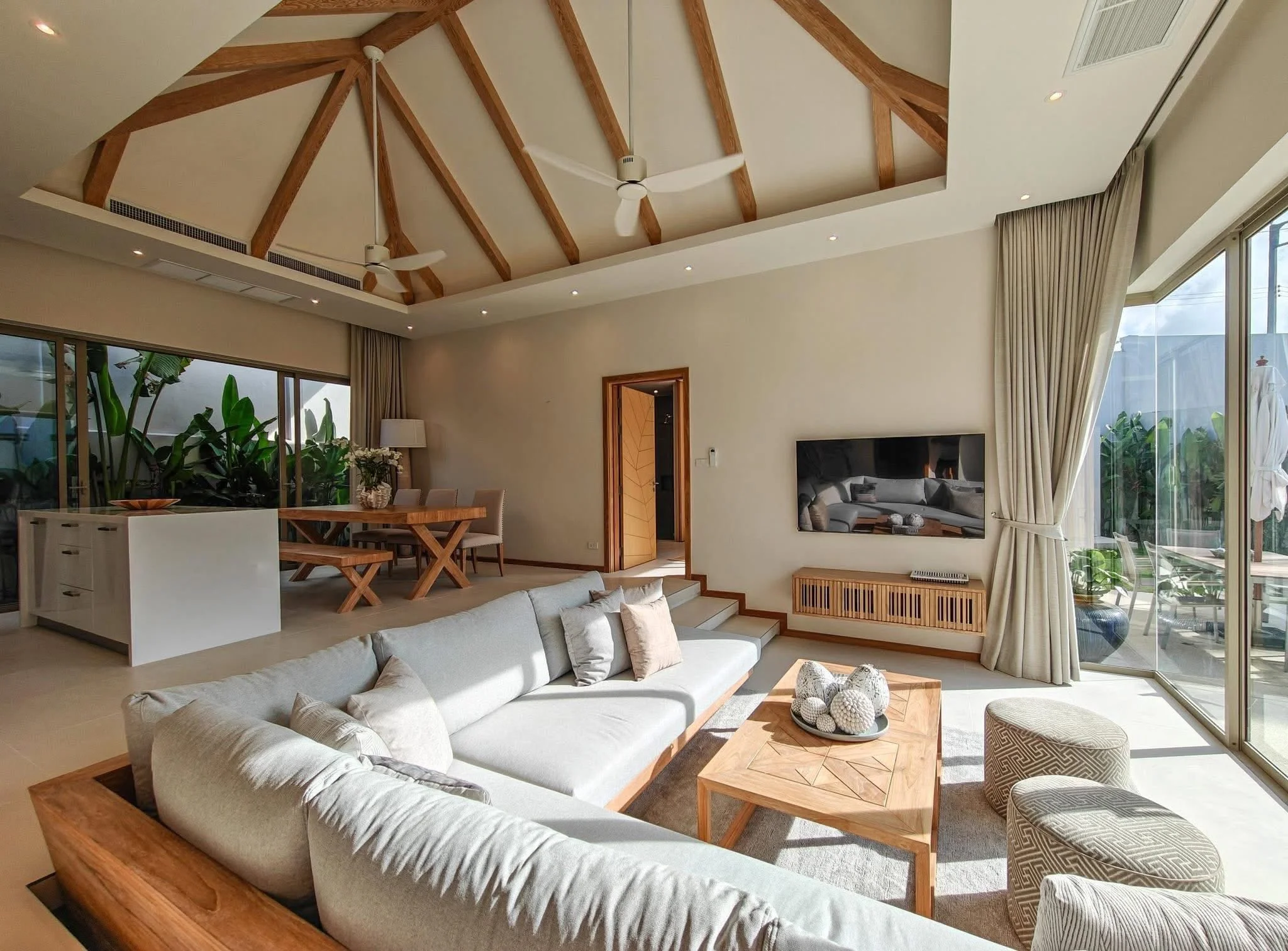 Sala de estar con vigas de madera expuestas y vista a montaña en villa de 3 dormitorios, Cherngtalay