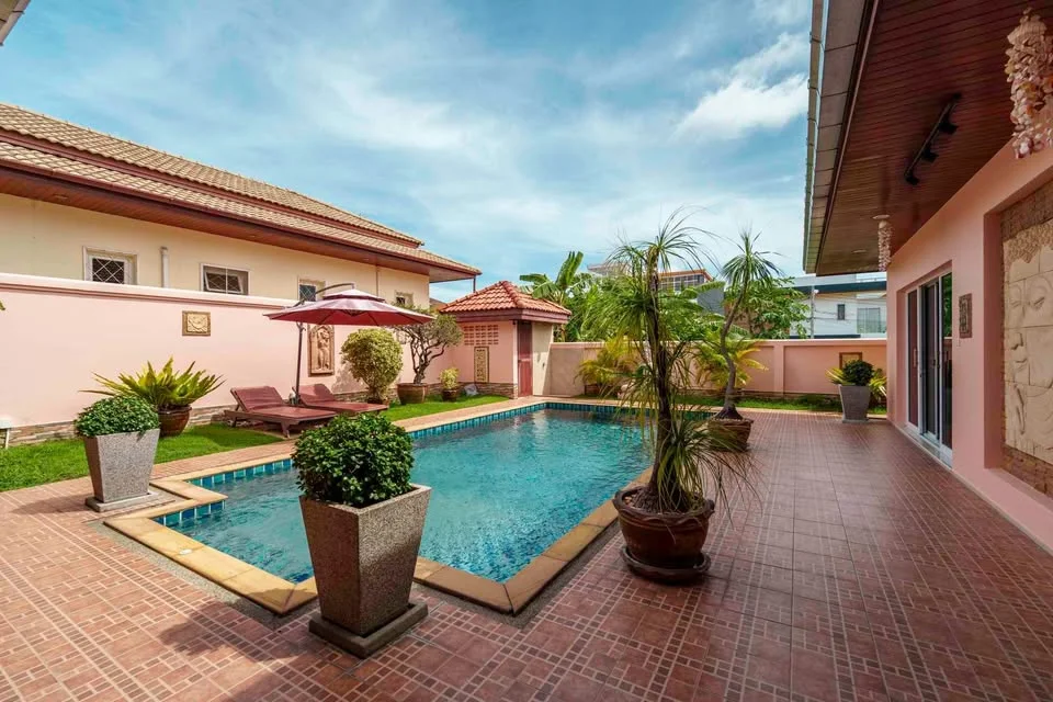 Piscine et terrasse de la villa 2 chambres à Rawai