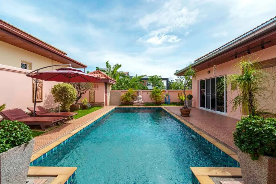 Piscine privée avec espace détente et aménagement tropical à la villa 2 chambres, Rawai