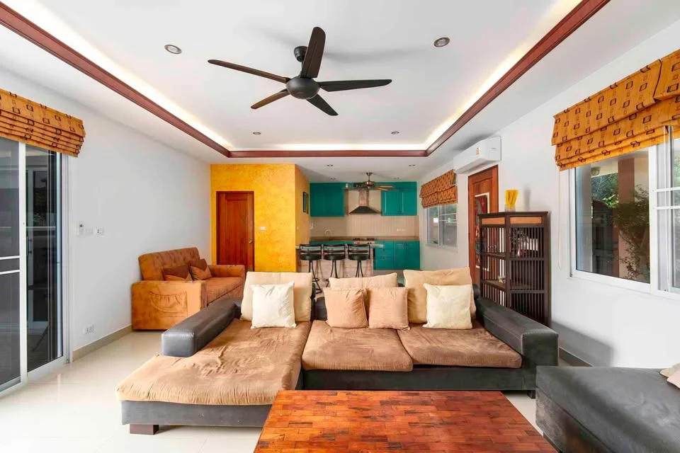 Salon et cuisine intérieurs dans villa 2 chambres, Rawai