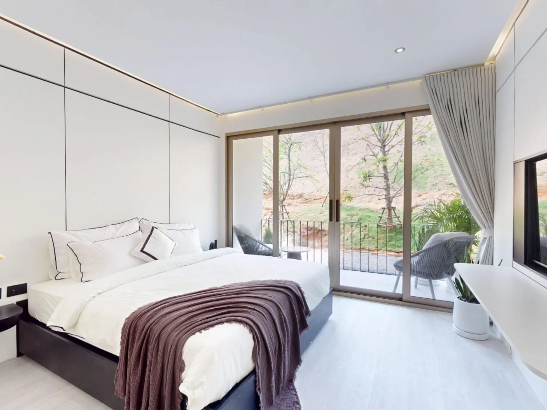 Hauptschlafzimmer mit Terrassenzugang in 1-Zimmer-Wohnung, Ever Prime Residences, Karo