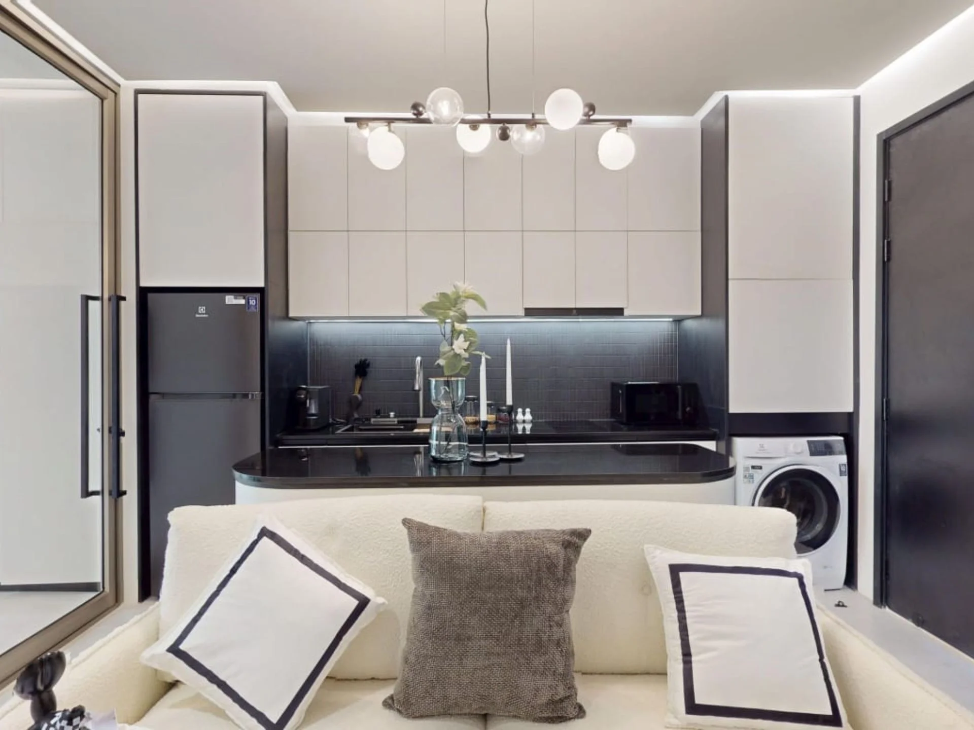 Offene Wohn- und Küche in 1-Zimmer-Wohnung in Ever Prime Residences, Karo