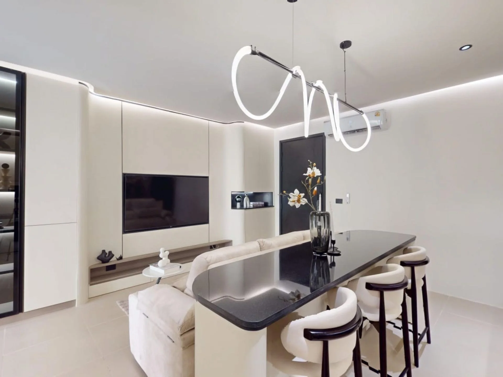 Открытая гостиная и кухня с неоновым освещением в 2-комнатной квартире Ever Prime Residences, Каро